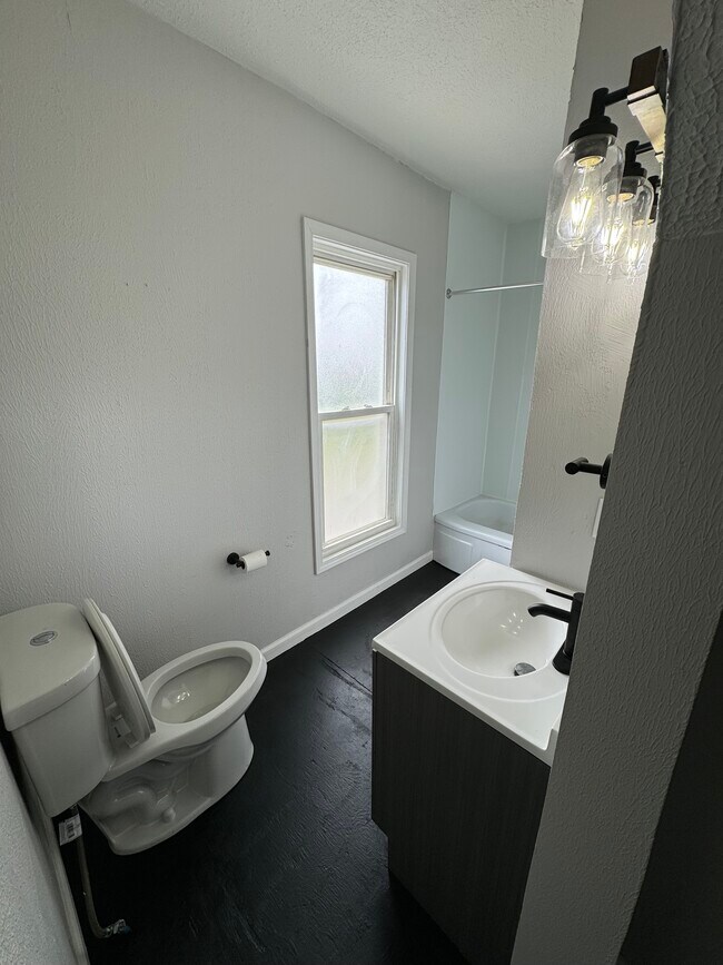 Building Photo - 3860 E 72nd St