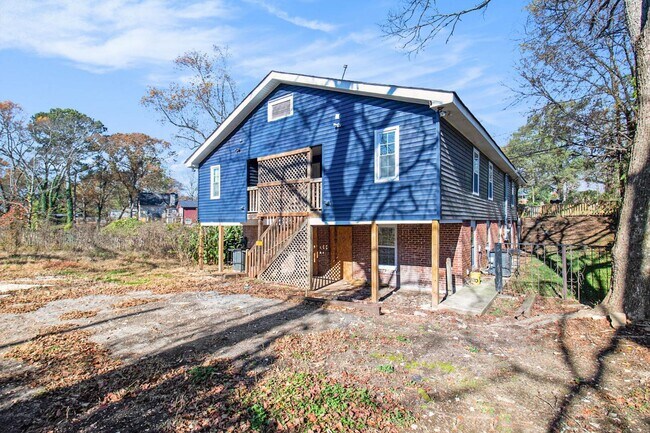 Building Photo - 213 Claire Dr SE