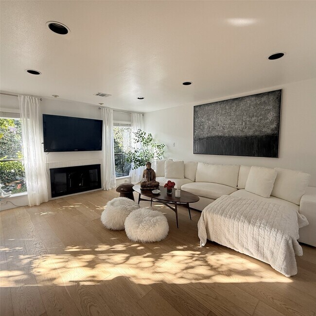 Building Photo - 1914 Augusta Dr