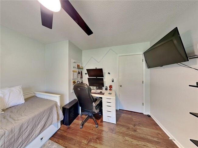 Building Photo - 456 Mark Ave