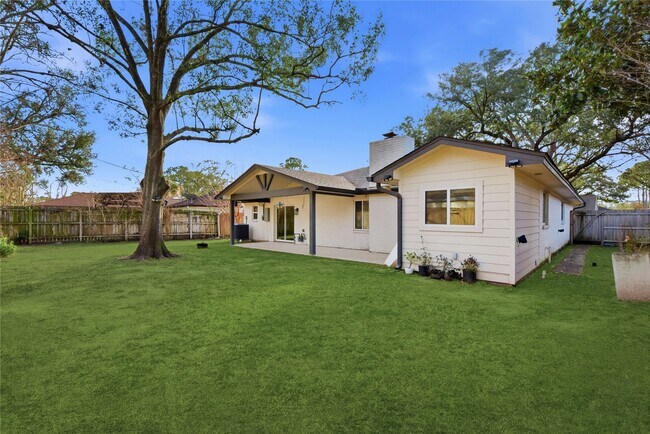 Building Photo - 2606 Parana Dr