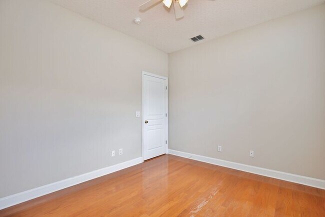 Building Photo - Stunning 4/3 Pool Home with a Bonus Room a...