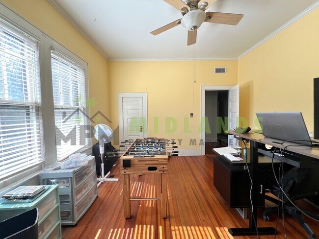 Building Photo - 2417B Clark Street