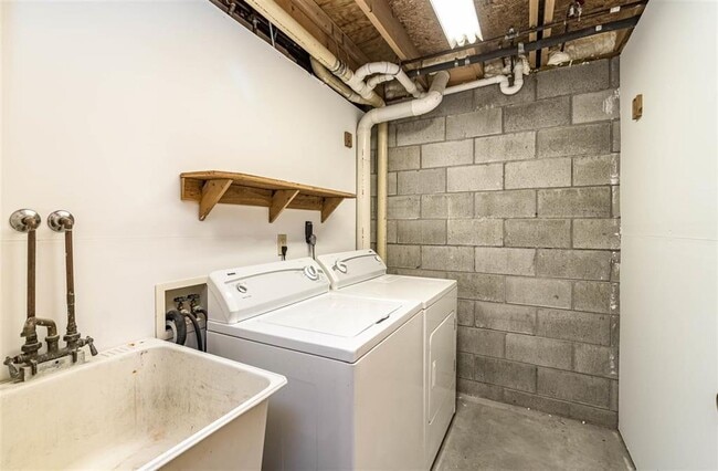 Building Photo - Spacious 4 bed / 2 bath Midland home - $20...