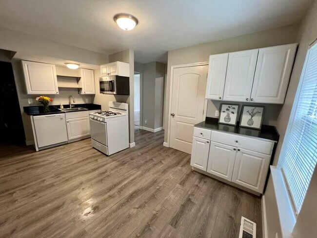 Building Photo - 2754 McCausland Ave