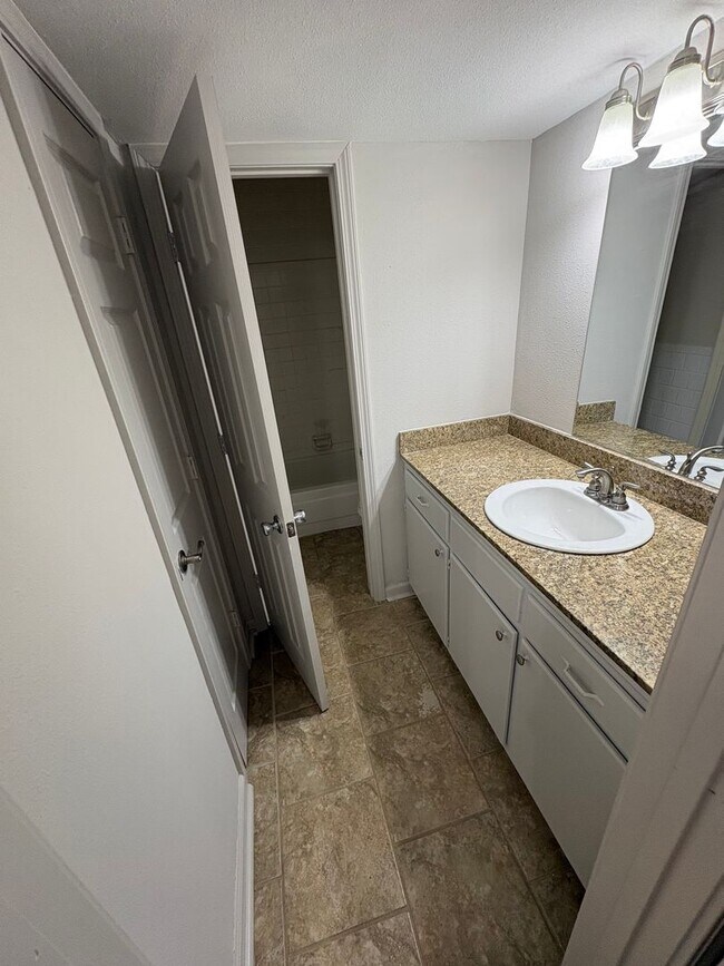 Building Photo - 2 Bedroom 1 Bath Apartment Close to Campus! Available Now!