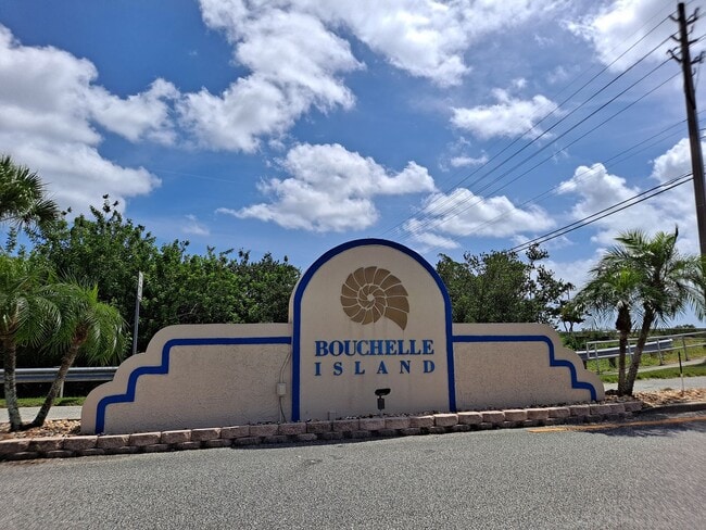 Building Photo - 3BR 2BA BOUCHELLE ISLAND GROUND FLOOR COND...
