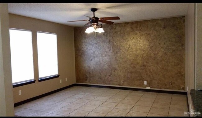 Building Photo - 5 Zinnia Ave