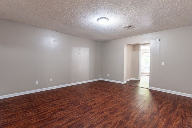 Building Photo - Charming 5-bedroom, 1.5-bathroom home