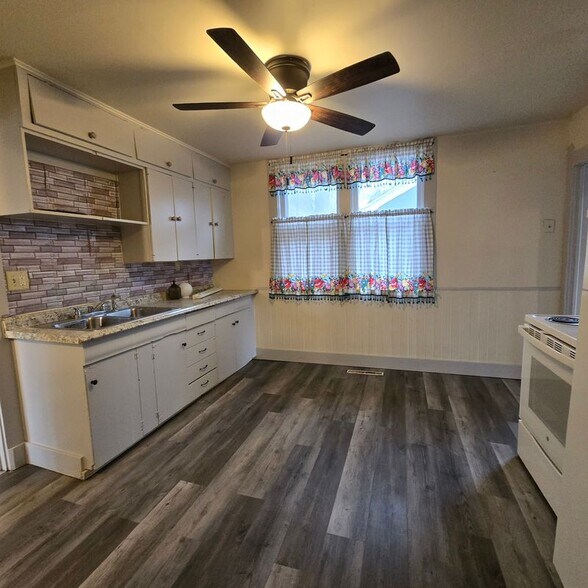 Building Photo - 617 W Main St