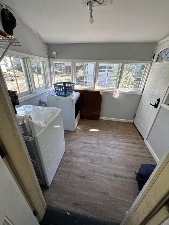Building Photo - Spacious 3BR/2BA Home in Lafayette – Pet Friendly + Shared Laundry!