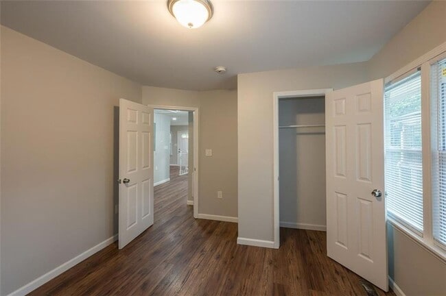 Building Photo - 257 Barfield Ave SW