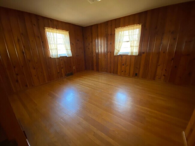 Building Photo - Private Charming Home!