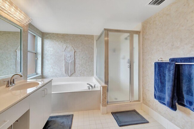 Building Photo - 5810 Crystal Shores Dr