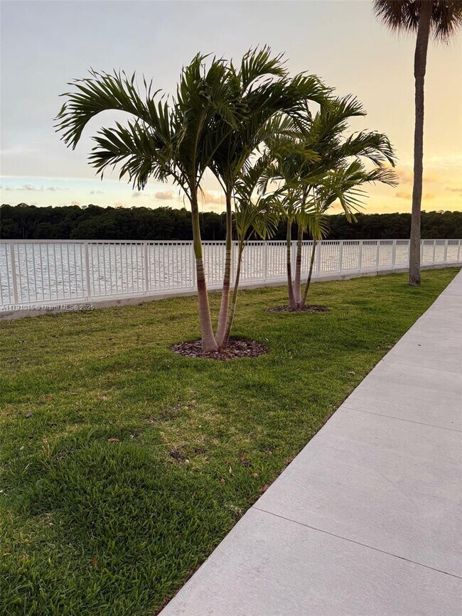 Building Photo - 500 Bayview Dr