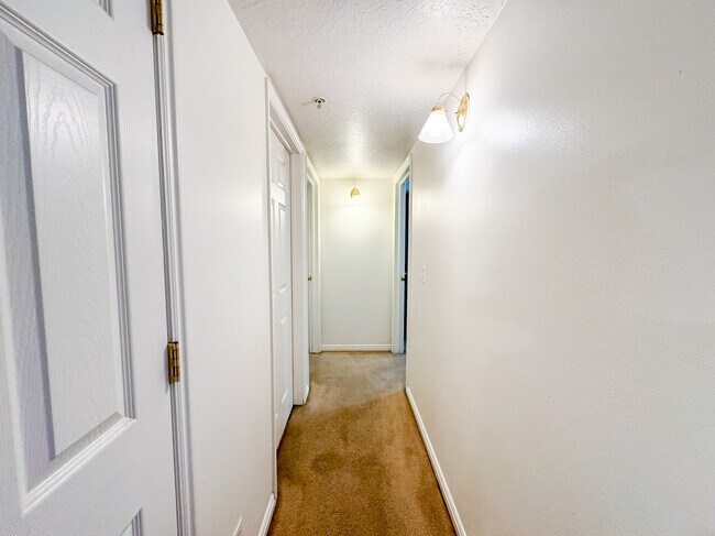 Building Photo - 567 N University Ave