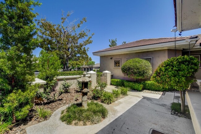 Building Photo - Single Story in Country Club Hills!