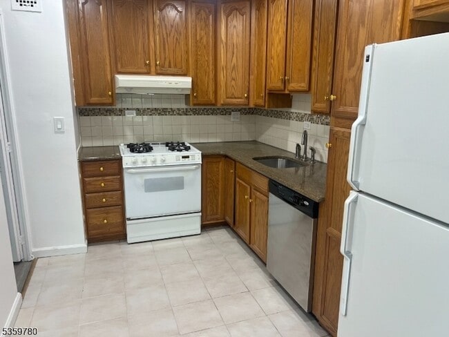 Building Photo - 39 E 39th St