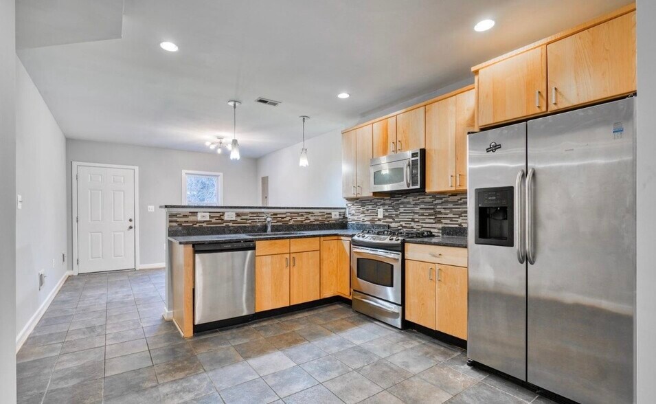 Building Photo - 214 S Regester St