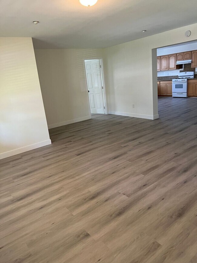 Building Photo - Delong Townhomes