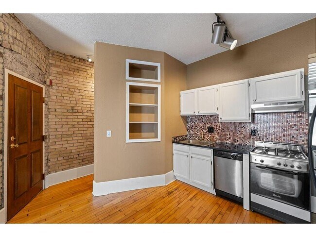 Building Photo - 609 S 9th St