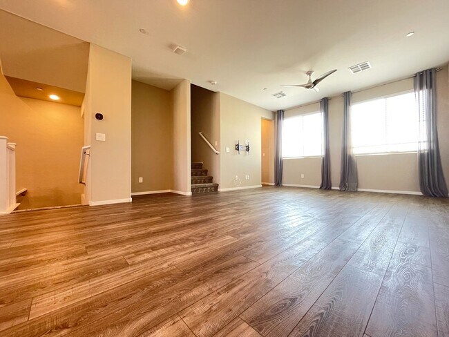 Building Photo - Stunning Summerlin Townhome with Private Downstairs Suite – Gated Community