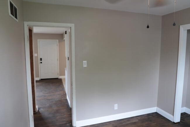 Building Photo - 1661 W Highview Dr