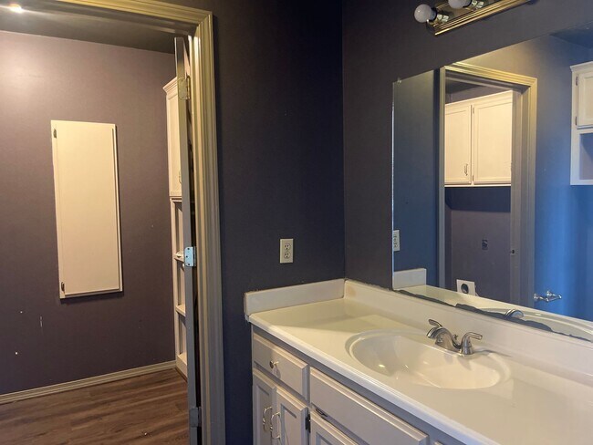 Building Photo - 317 W 16th Ct