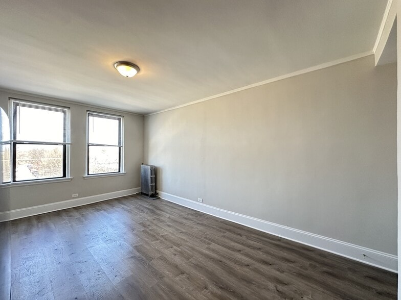 Building Photo - 3335 W Diversey Ave