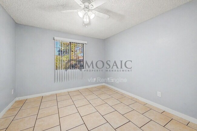 Building Photo - 533 W Guadalupe Rd