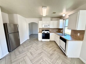 Building Photo - 10811 Tallow Briar Ln