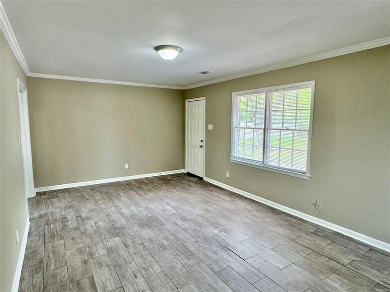 Building Photo - 502 Adler Dr