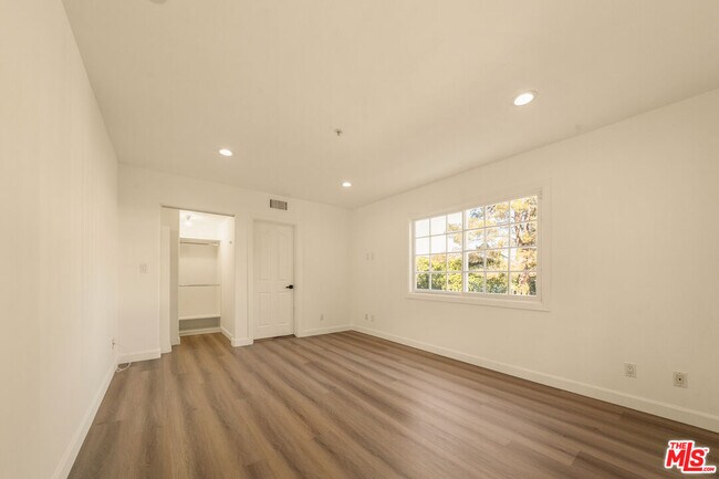 Building Photo - 1109 Pine Dr