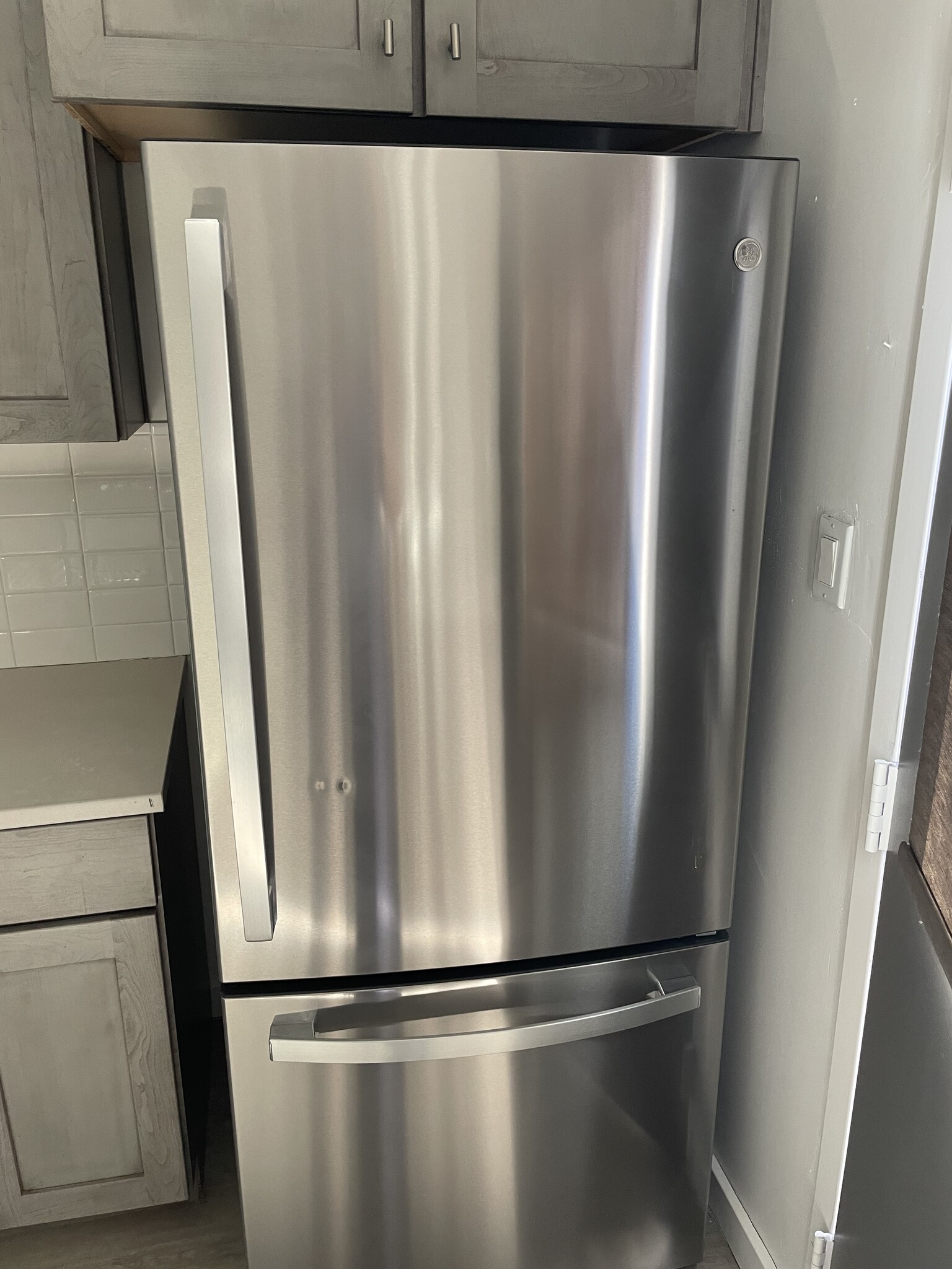 Fridge / freezer - 1728 E Waverly St