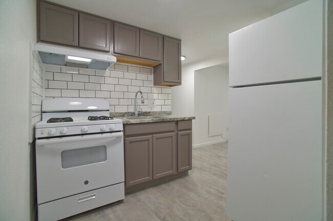 Building Photo - 809 S Summit Ave