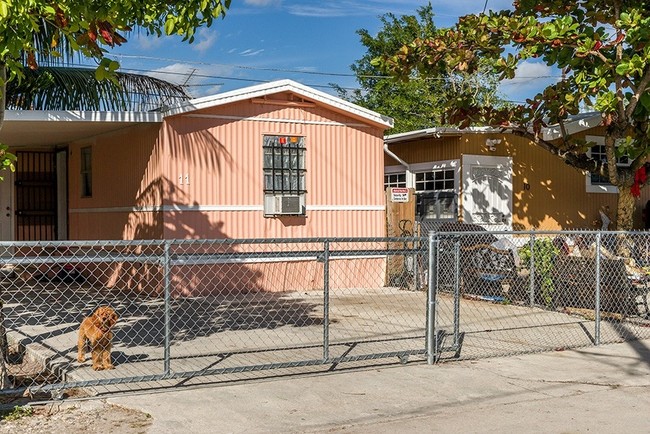 Building Photo - Palm Lakes Mobile Home Park