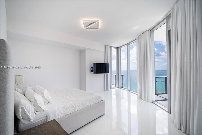 Building Photo - 17475 Collins Ave