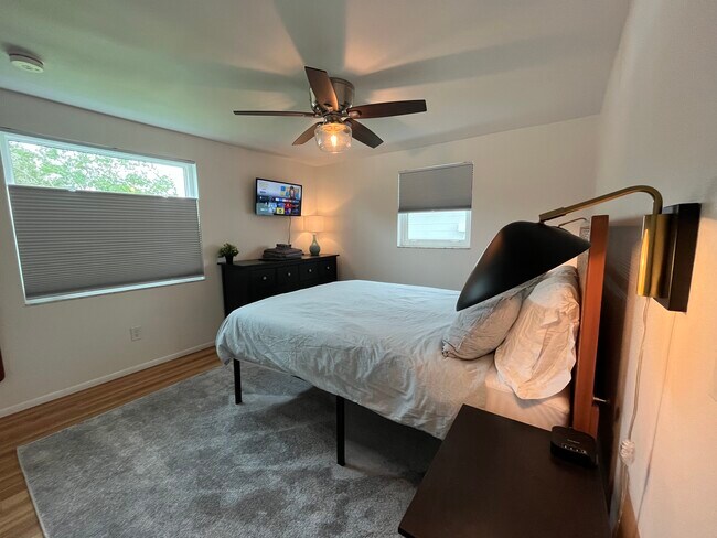 Building Photo - 1744 10th St SW