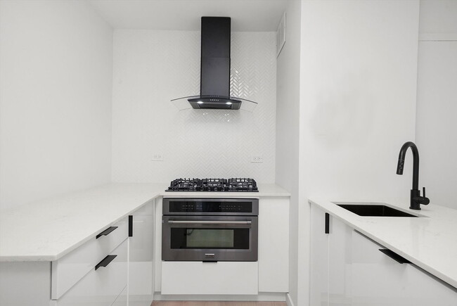 Building Photo - 247 E Chestnut St