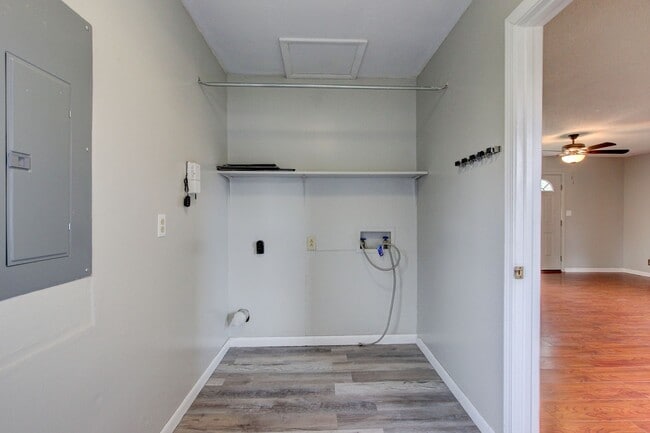 Building Photo - 729 Welsey Dr