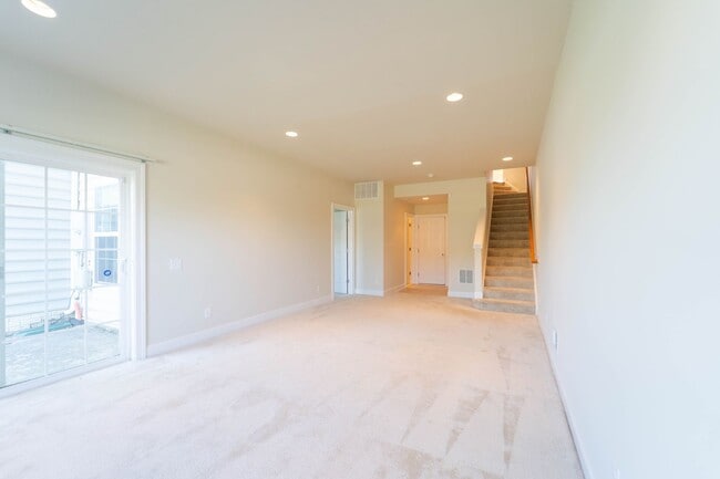 Building Photo - Gorgeous 3 Level Townhome