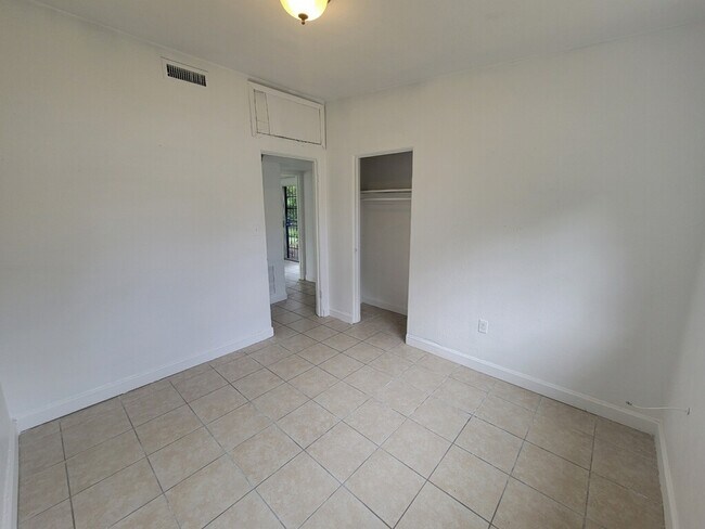 Building Photo - 4505 Lake Lawne Ave