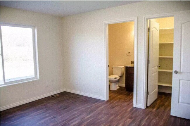 Building Photo - 951 W Cache Dr
