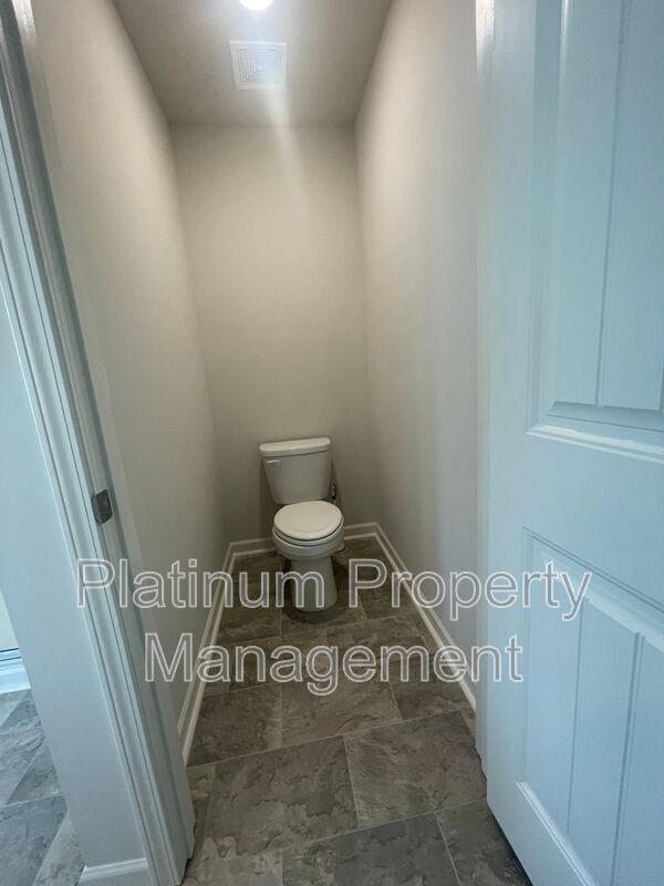 Building Photo - 551 Stoneybrook Dr