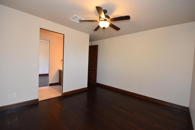 Building Photo - 6264 Wildwood Ct