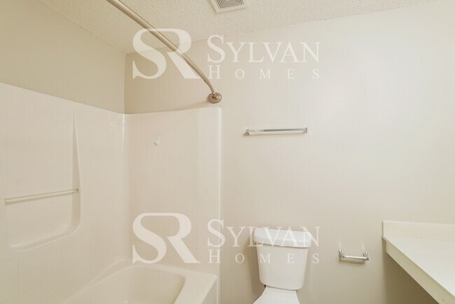 Building Photo - Don’t miss this Beautiful 3 Bedroom, 2 Bath home!