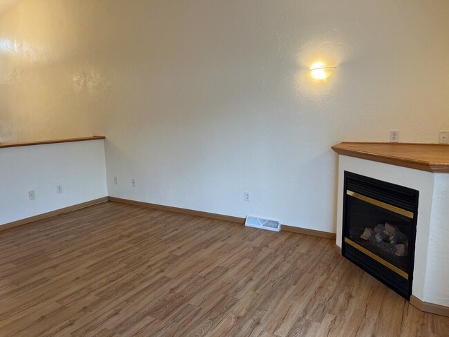 Building Photo - "Spacious 3-Bedroom Side by Side Duplex in...