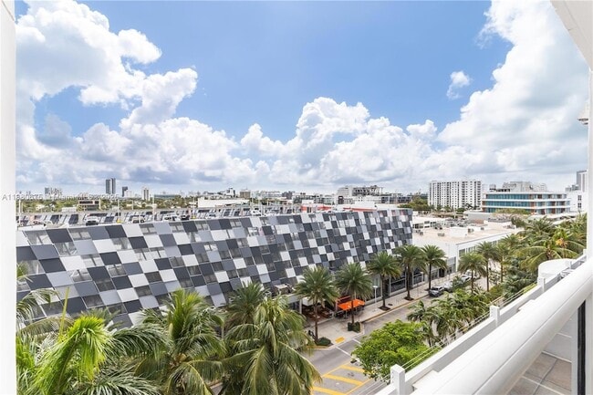 Building Photo - 1800 Sunset Harbour Dr
