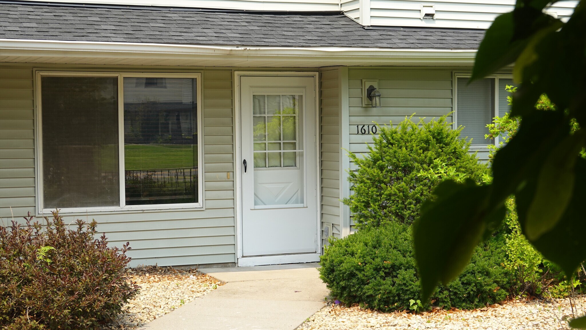 Privacy - 1610 Helena Rd N