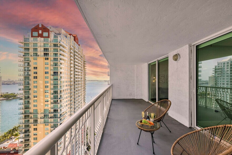 Building Photo - 1200 Brickell Bay Dr